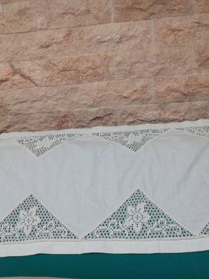 Table runner new with 8 crocheted corners and hand azuraki