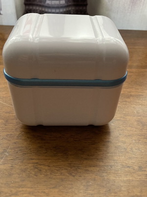 Θήκη τεχνητής οδοντοστοιχίας μεταχειρισμένη σε πολύ καλή κατάσταση