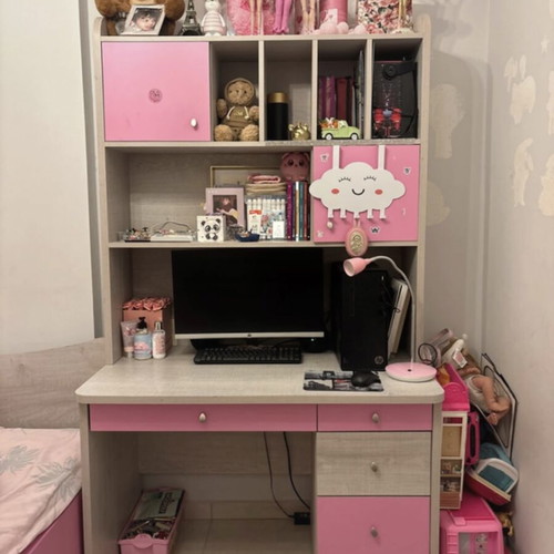 Desk and bookshelf set