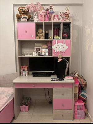Desk and bookshelf set