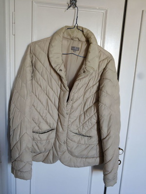 Μπουφάν puffer γυναικείο Naf Naf μεταχειρισμένο, μέγεθος Μ, εκρού