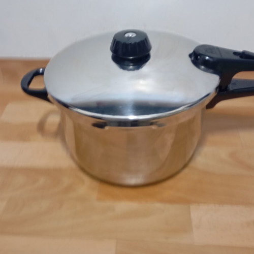 Fissliler Pressure Cooker 8 Liter Like New