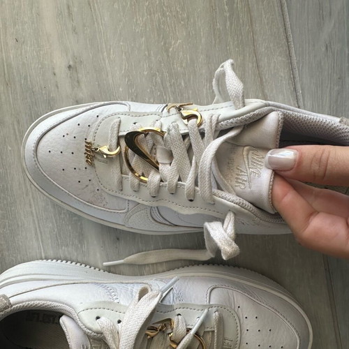Nike sneakers used with removable jewelry, size 37.5