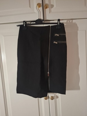 Zara women's skirt black in excellent condition size S