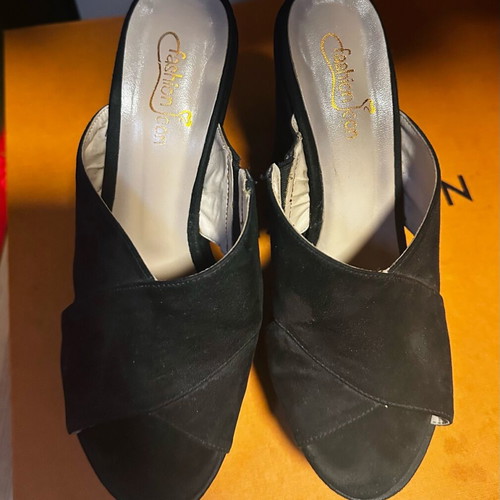 Mules Fashion Icon size 38 black, like new, thick heel