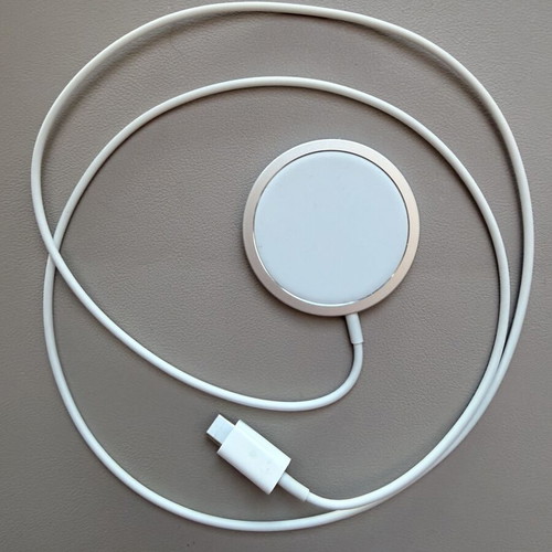 Apple MagSafe Charger with Satechi Stand like new