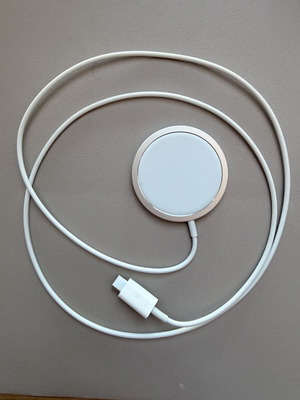Apple MagSafe φορτιστής με βάση Satechi σαν καινούργιο
