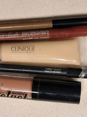 Σετ καλλυντικών μεταχειρισμένο με concealer Clinique, κραγιόν Velvet και μολύβια χειλιών
