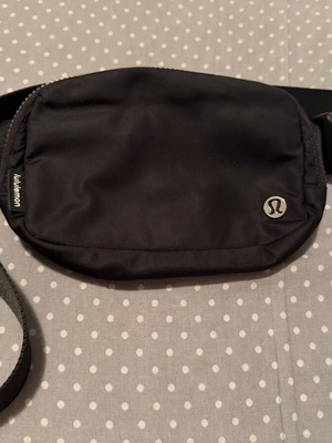 Lululemon τσάντα σαν καινούργιο, ώμου, μαύρη