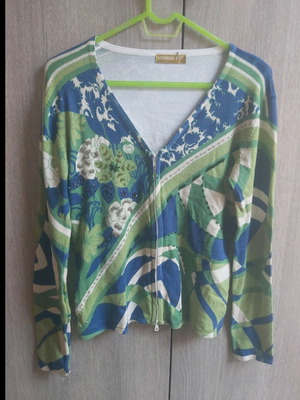 Women's cardigan like new, size Medium/Large, 50% wool
