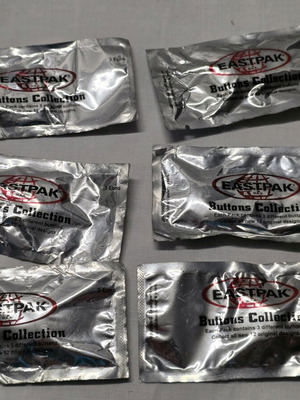 Καρφίτσες Eastpak καινούργιες, πακέτο 6 σφραγισμένα