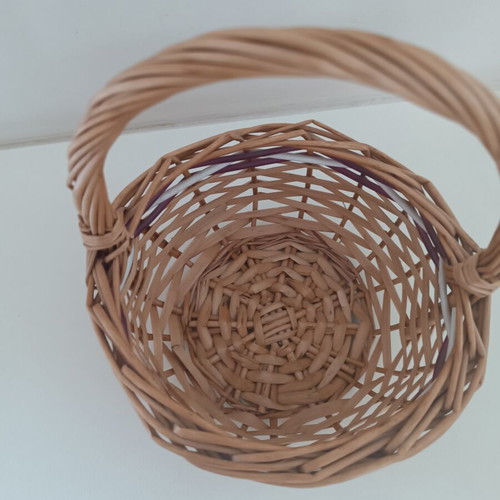 Small wicker basket with handle, like new