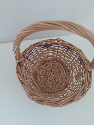 Small wicker basket with handle, like new