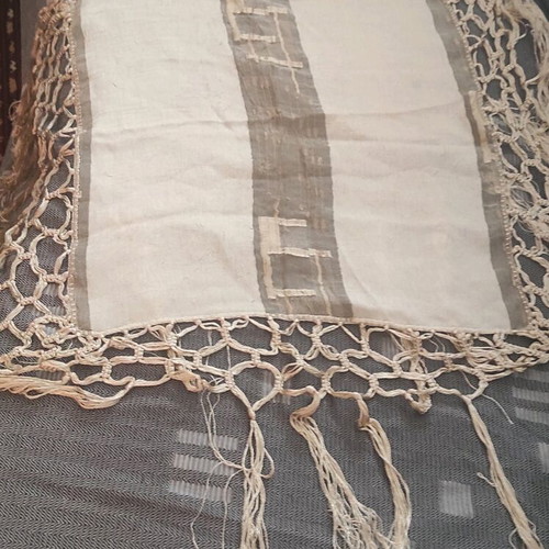 Set of table runners with fringes like new (1 large square, 1 runner, 2 small squares)