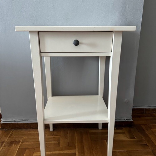 Decorative coffee table like new with drawer and shelf