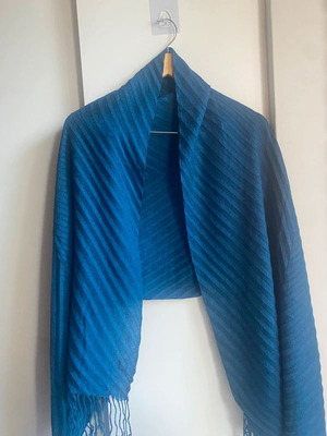 Women's scarf with pleats like new, blue, polyester
