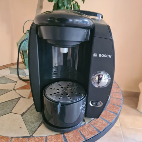 Tassimo Bosch used coffee maker with broken piercing plunger