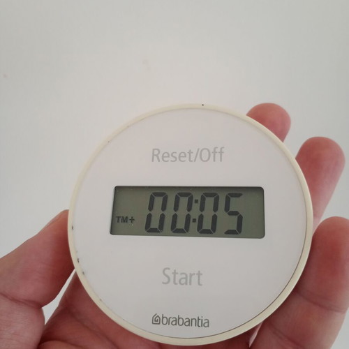Digital kitchen timer used with magnet