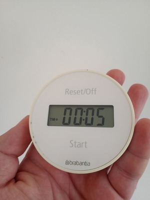 Digital kitchen timer used with magnet