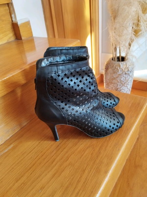 Privee women's pip toe boots used, black size 40