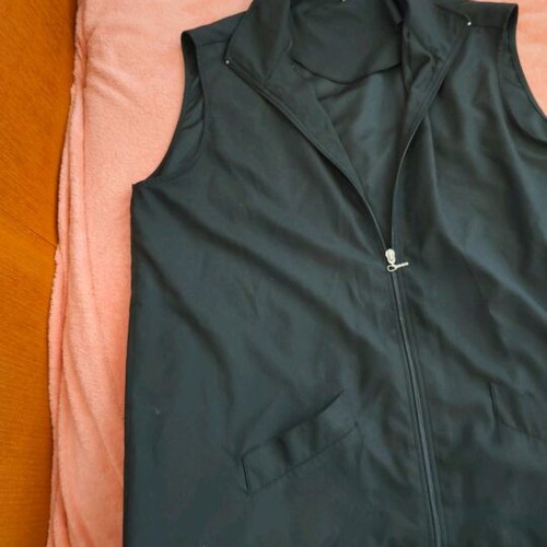 Unisex black vest with zipper like new