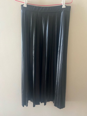 Black pleated skirt used, size L, faux leather look