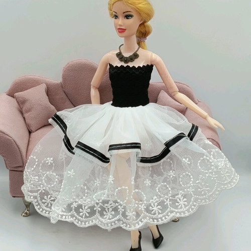Dress and shoes for dolls like new