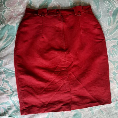 Red skirt like new with back zipper size M