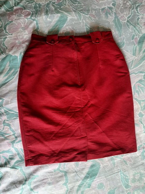 Red skirt like new with back zipper size M