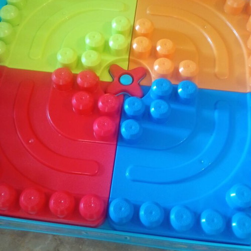 Building blocks play table with foldable legs