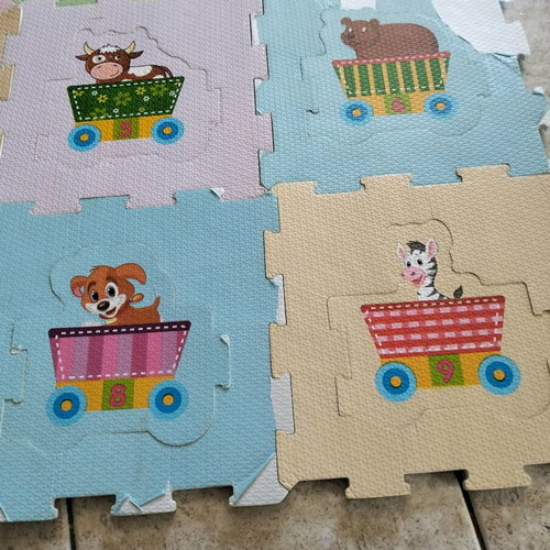 Baby floor puzzle used, 9 pieces with storage case