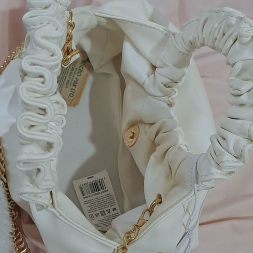 White faux leather bag with gold chain, new, hand and shoulder