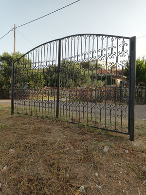 Luxury double-leaf heavy-duty opening gate with motor and controls