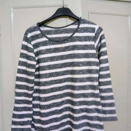Long-sleeve wool sweater medium/large like new