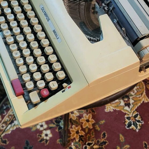 Olympos 880DLX typewriter used with carrying case