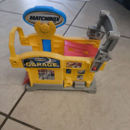 Matchbox garage used, manual car lift