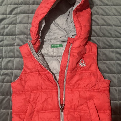 United Colors of Benetton thin sleeveless jacket like new, red