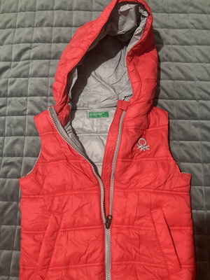 United Colors of Benetton thin sleeveless jacket like new, red