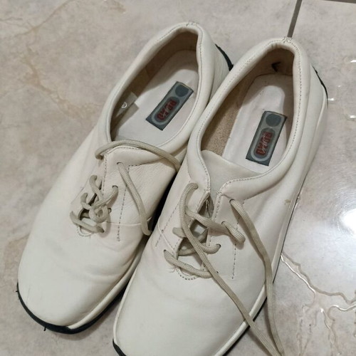 Snickers vintage athletic shoes like new, leather, size 38, light beige