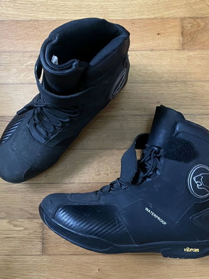 Moto Bearing boots like new, size 42, waterproof with Vibram sole