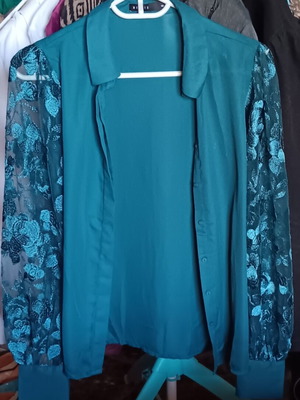Mohito shirt like new, cypress color with lace sleeves