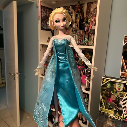 Elsa 17” Singing Doll by Disneystore like new