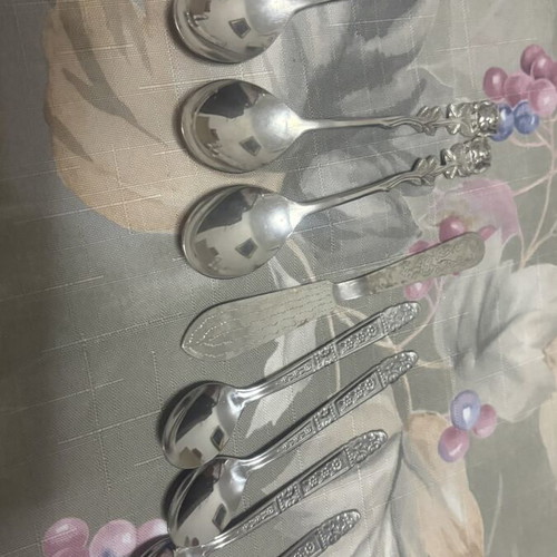 Vintage dessert container with 5 spoons in 2 designs like new