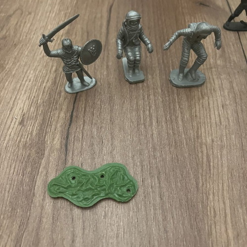 Solpa ninja toy soldiers used, pack of 18 with 3 plastic figures and base