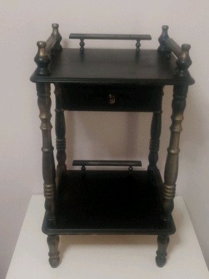 Κομοδίνο ξύλινο μεταχειρισμένο vintage με δύο ράφια και συρτάρι