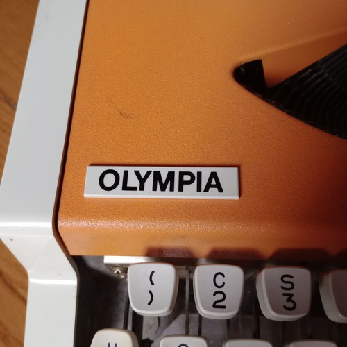 Olympia Traveller de Luxe typewriter like new with case