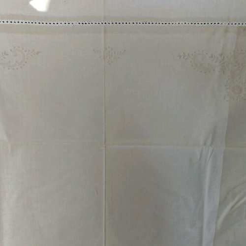 Bed sheet set with embroidery like new, fitted sheet and 2 pillowcases
