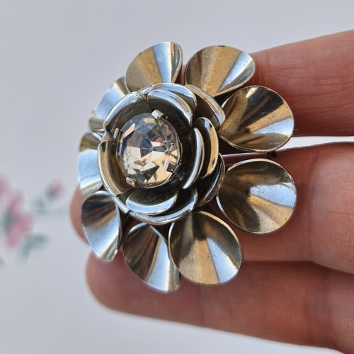 Vintage flower brooch with silver metal and rhinestone