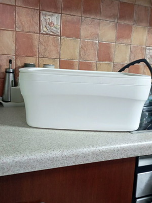 Large Taperrwere bread box used with air vents