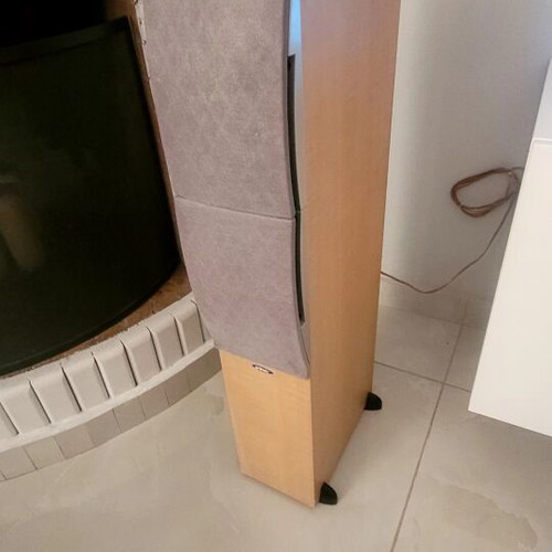Speaker columns with subwoofer and clear sound